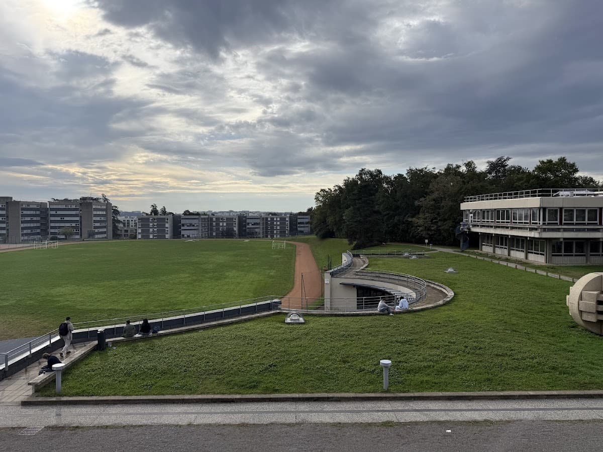 Terrain sportif de l'école