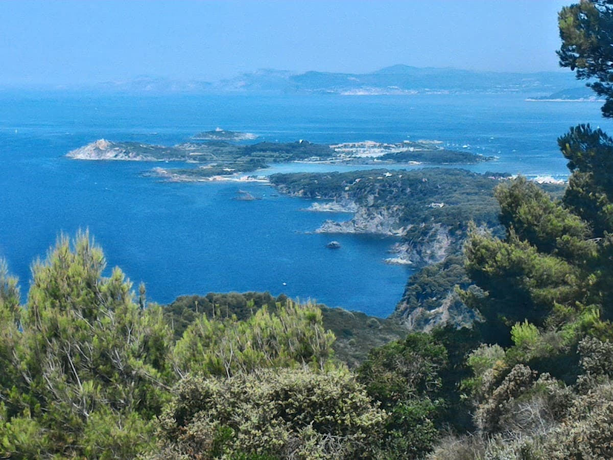 BOUCLE DES CRETES DE NOTRE DAME ET DE SON SENTIER LITTORAL